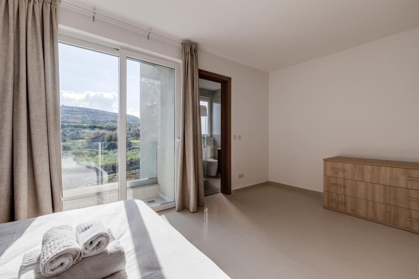 9Ten11 Seafront By Homely Mellieħa Exterior foto