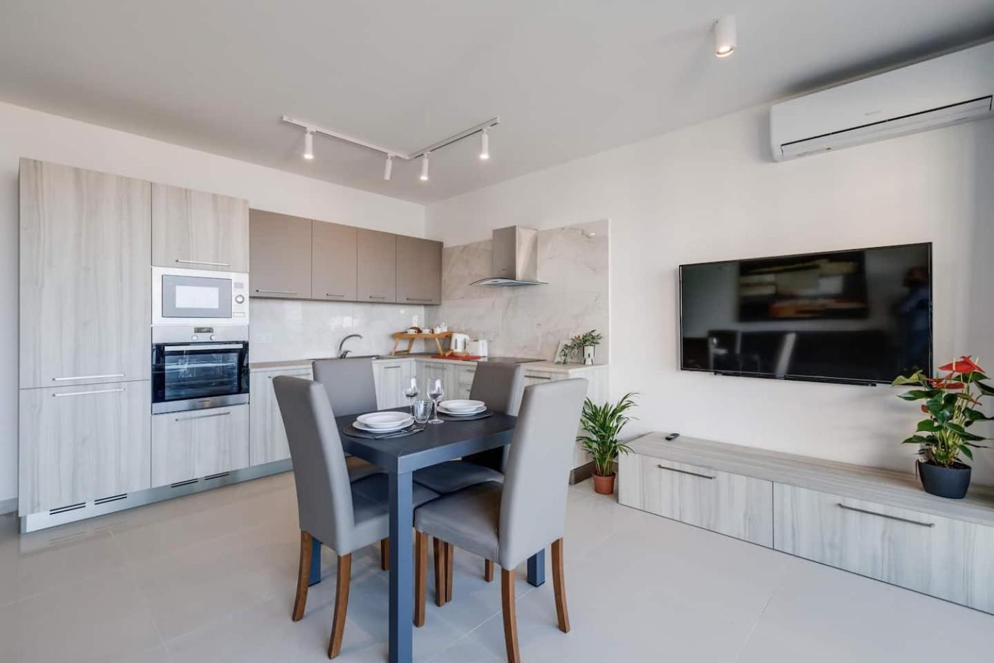 9Ten11 Seafront By Homely Mellieħa Exterior foto